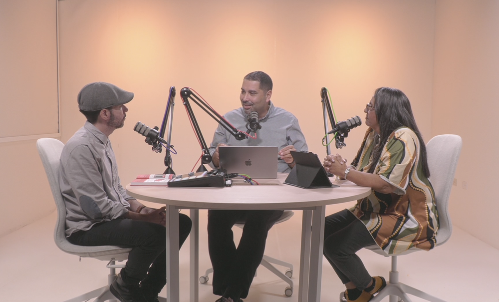 The hosts of Cuando Criar Está de Locos recording in the studio